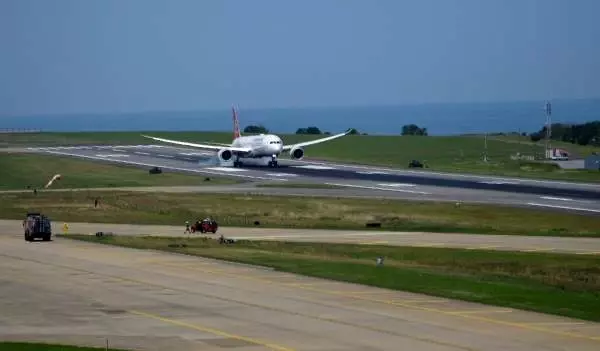 THY'nin 'Maçka' uçağı ilk seferini Trabzon'a yaptı THY'nin 'Maçka' uçağı ilk seferini Trabzon'a yaptı
