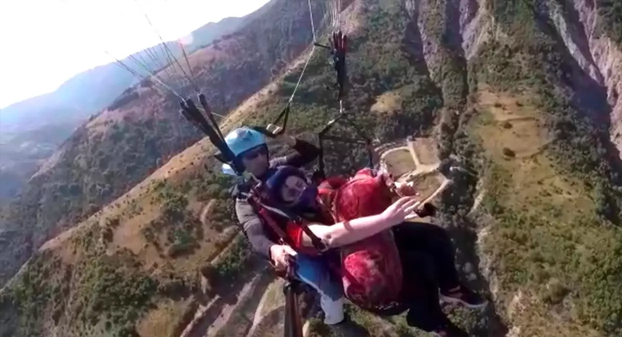 Yamaç paraşütüyle uçarken tulum çaldı