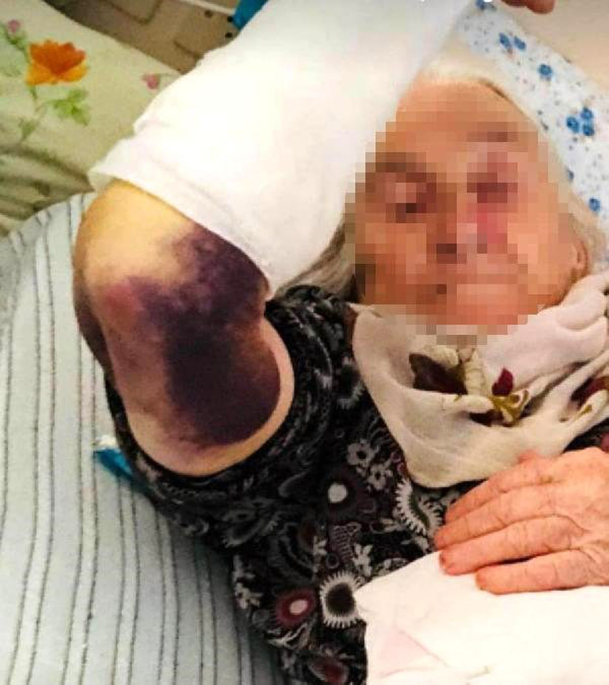 92 yaşındaki kayınvalidesini sopayla döven gelin serbest