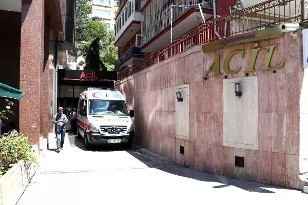 AK Parti'li Özkan, Eskişehir'de kaza geçirdi AK Parti'li Özkan, Eskişehir'de kaza geçirdi