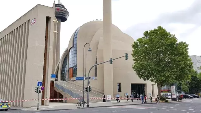 Almanya'nın Köln kentindeki Diyanet Merkezi bomba ihbarı nedeniyle boşaltıldı