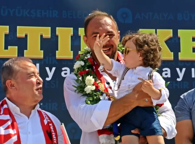 Antalya'da birlerce kişi Kırkpınar Başpehlivanı Ali Gürbüz için bir araya geldi Antalya'da birlerce kişi Kırkpınar Başpehlivanı Ali Gürbüz için bir araya geldi