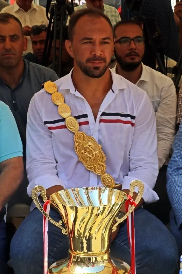 Antalya'da birlerce kişi Kırkpınar Başpehlivanı Ali Gürbüz için bir araya geldi Antalya'da birlerce kişi Kırkpınar Başpehlivanı Ali Gürbüz için bir araya geldi