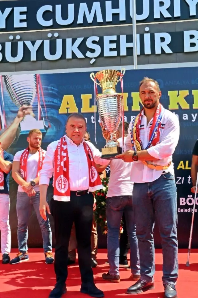 Antalya'da birlerce kişi Kırkpınar Başpehlivanı Ali Gürbüz için bir araya geldi Antalya'da birlerce kişi Kırkpınar Başpehlivanı Ali Gürbüz için bir araya geldi