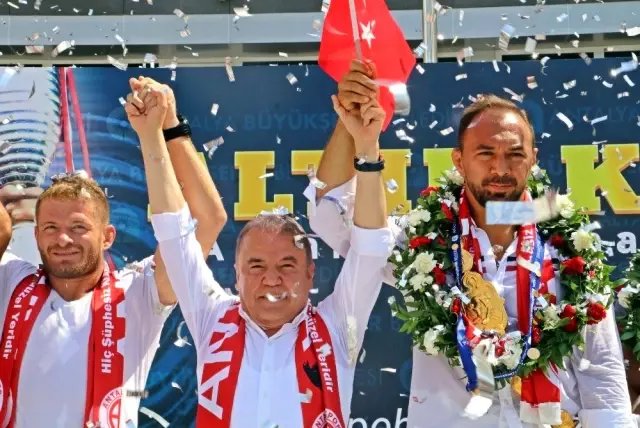Antalya'da birlerce kişi Kırkpınar Başpehlivanı Ali Gürbüz için bir araya geldi Antalya'da birlerce kişi Kırkpınar Başpehlivanı Ali Gürbüz için bir araya geldi