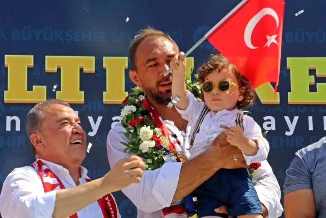 Antalya'da birlerce kişi Kırkpınar Başpehlivanı Ali Gürbüz için bir araya geldi Antalya'da birlerce kişi Kırkpınar Başpehlivanı Ali Gürbüz için bir araya geldi