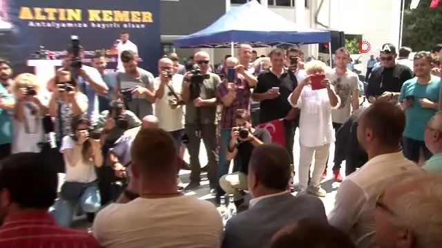 Antalya'da birlerce kişi Kırkpınar Başpehlivanı Ali Gürbüz için bir araya geldi Antalya'da birlerce kişi Kırkpınar Başpehlivanı Ali Gürbüz için bir araya geldi