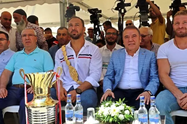 Antalya'da birlerce kişi Kırkpınar Başpehlivanı Ali Gürbüz için bir araya geldi Antalya'da birlerce kişi Kırkpınar Başpehlivanı Ali Gürbüz için bir araya geldi