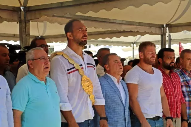 Antalya'da birlerce kişi Kırkpınar Başpehlivanı Ali Gürbüz için bir araya geldi Antalya'da birlerce kişi Kırkpınar Başpehlivanı Ali Gürbüz için bir araya geldi