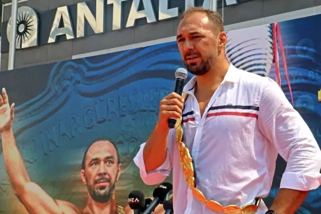 Antalya'da birlerce kişi Kırkpınar Başpehlivanı Ali Gürbüz için bir araya geldi Antalya'da birlerce kişi Kırkpınar Başpehlivanı Ali Gürbüz için bir araya geldi