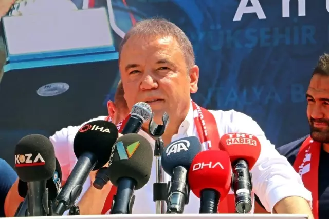 Antalya'da birlerce kişi Kırkpınar Başpehlivanı Ali Gürbüz için bir araya geldi Antalya'da birlerce kişi Kırkpınar Başpehlivanı Ali Gürbüz için bir araya geldi
