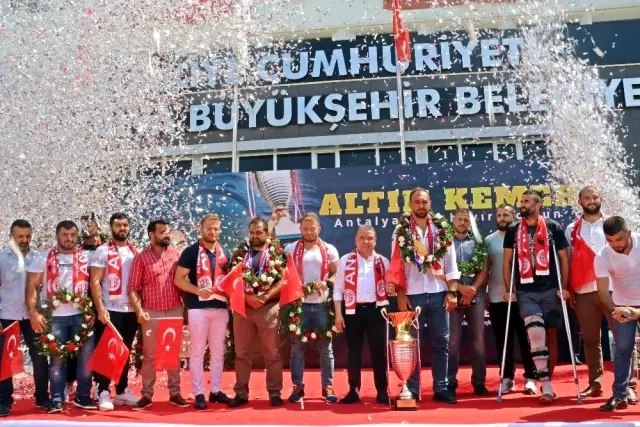 Antalya'da birlerce kişi Kırkpınar Başpehlivanı Ali Gürbüz için bir araya geldi Antalya'da birlerce kişi Kırkpınar Başpehlivanı Ali Gürbüz için bir araya geldi
