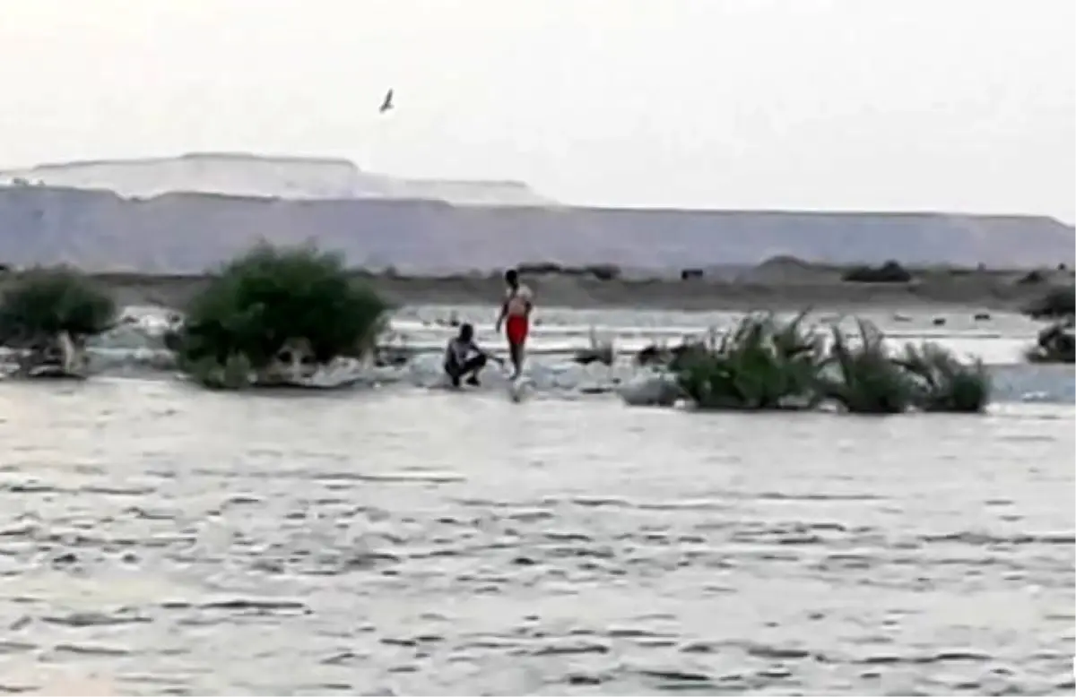 Baraj kapakları açılınca avlandıkları çayda mahsur kaldılar