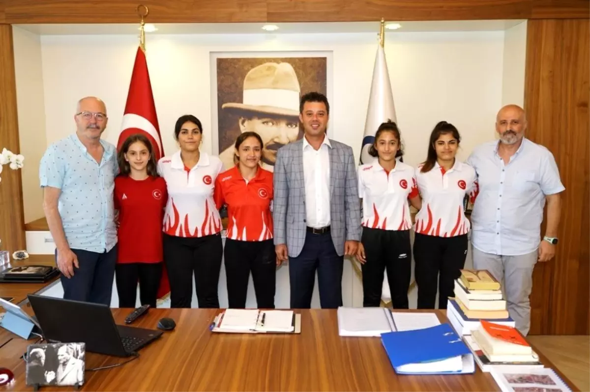 Başarılı güreşçiler ödüllendirildi