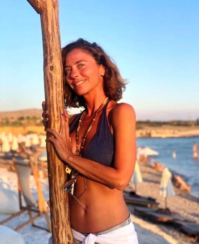 Bikinili poz veren Ece Uslu kusursuz fiziğiyle dikkat çekti