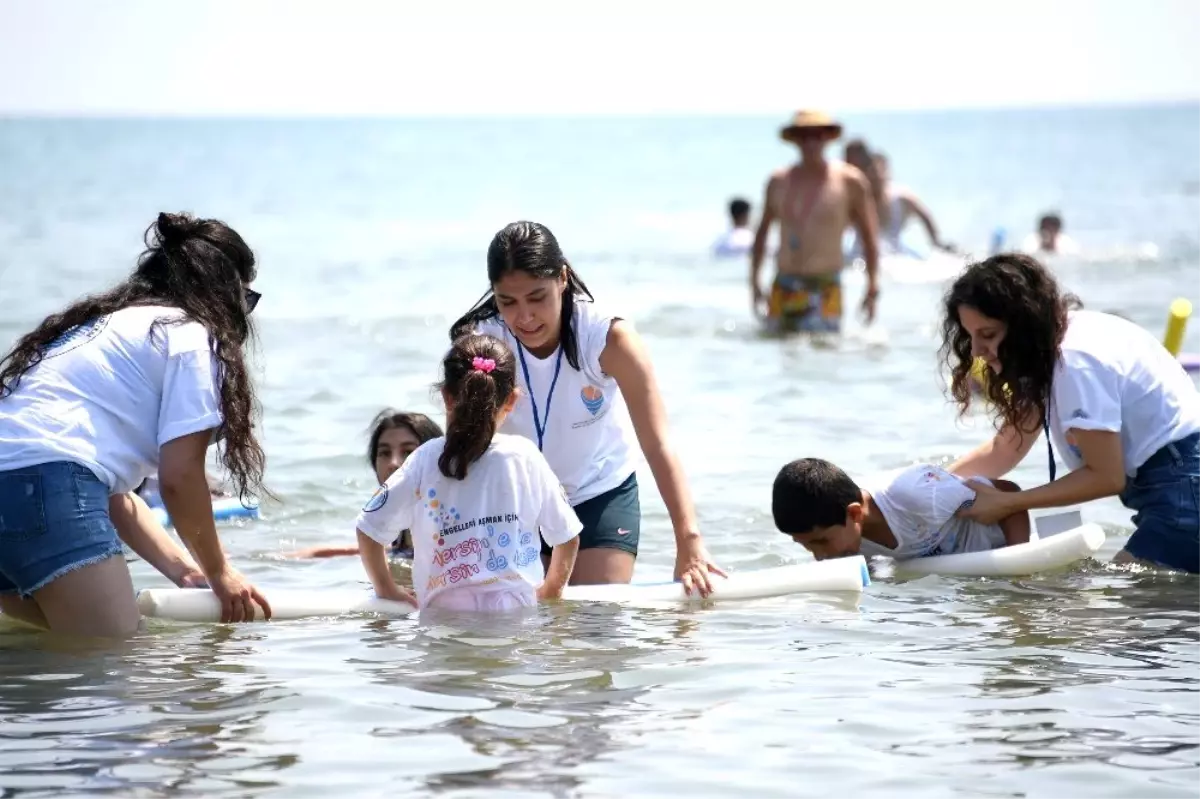 Çocuklar denize ilk kez dokundu