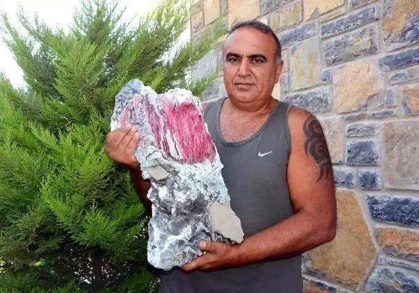 Deniz dibinde bulduğu cisme bilimsel açıklama bekliyor Deniz dibinde bulduğu cisme bilimsel açıklama bekliyor