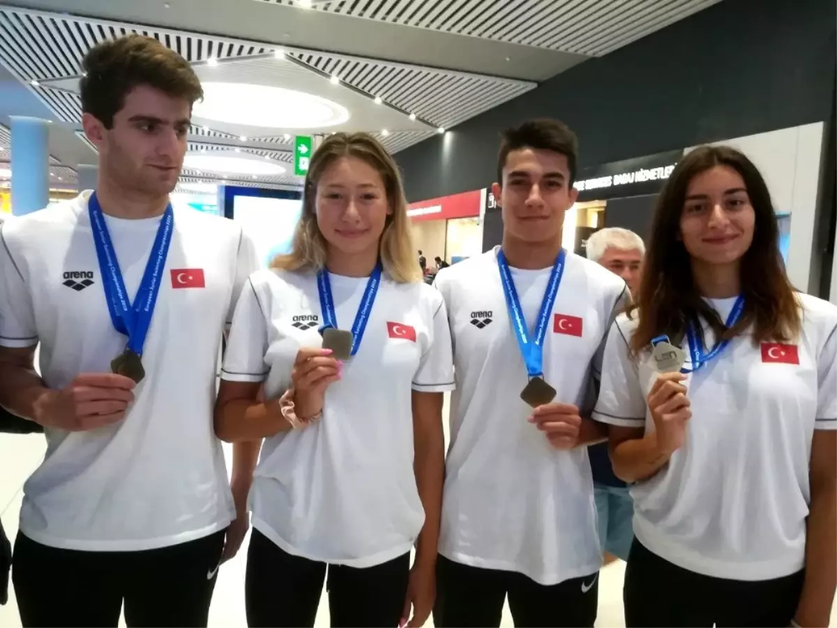 Genç yüzücüler yurda döndü