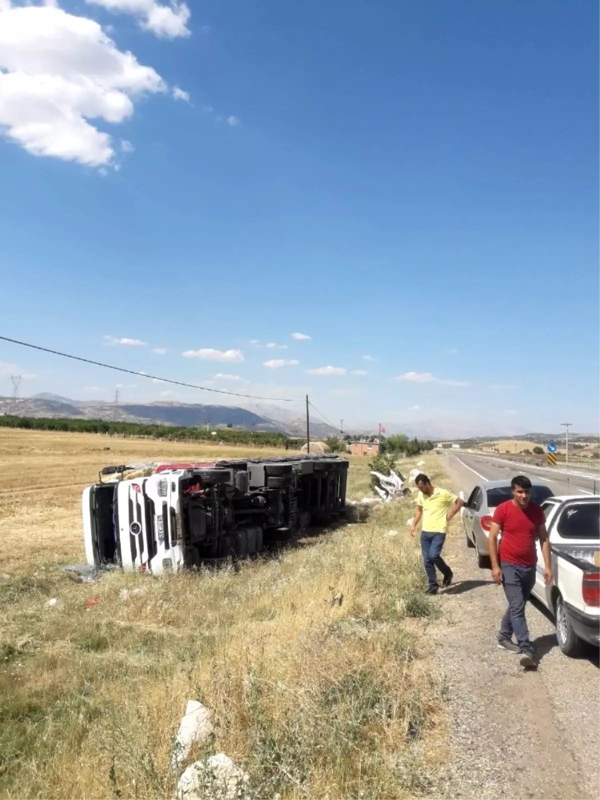 Gölbaşı'nda saman yüklü tır devrildi