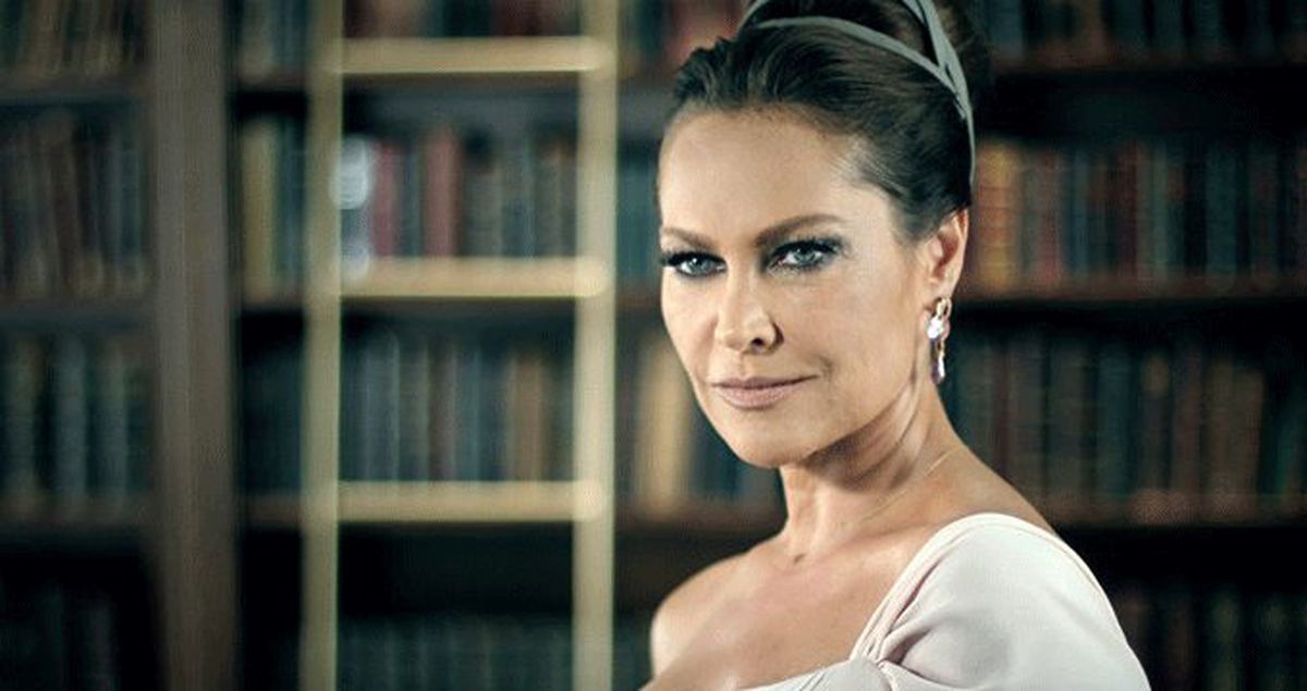 Hülya Avşar'dan takipçilerine yeni şarkı müjdesi!