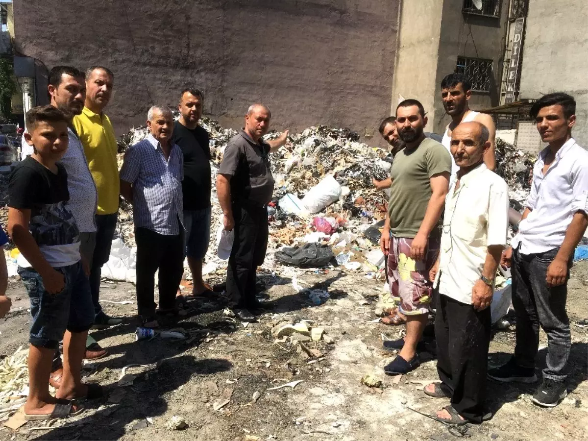 İzmir'in göbeğinde çöp dağları