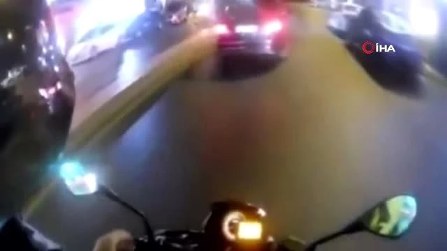 Kaza geliyorum dedi... İstanbul'da motosikletlinin yaşadığı ilginç kaza kamerada