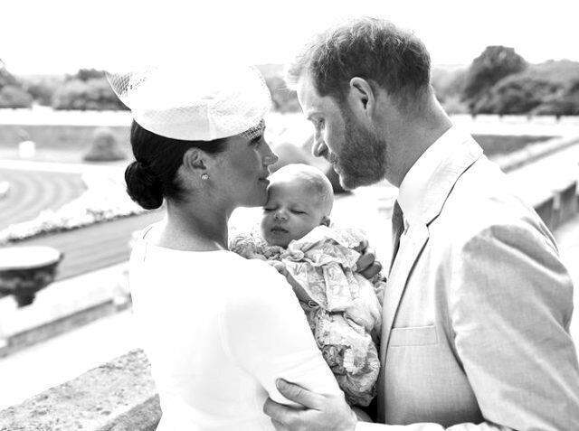 Kraliyet gelini Kate Middleton, mini etekli elbisesiyle vaftiz törenine damga vurdu