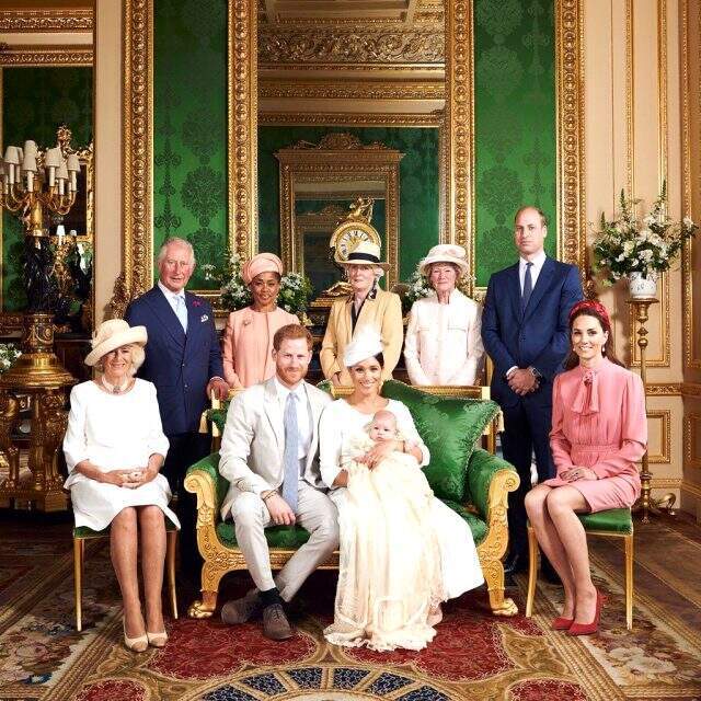 Kraliyet gelini Kate Middleton, mini etekli elbisesiyle vaftiz törenine damga vurdu