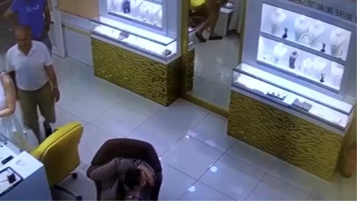 Kuyumcudan hırsızlık güvenlik kamerasında