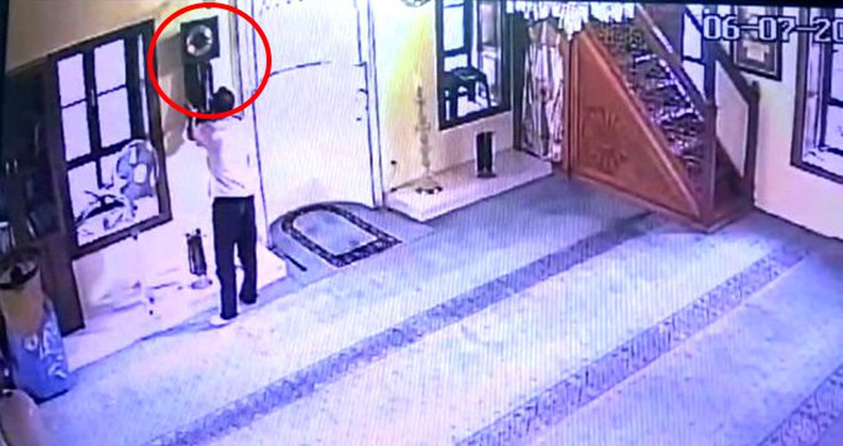 Namaz kılma bahanesiyle girdiği camiden 100 yıllık tarihi saati çaldı! O anlar kamerada