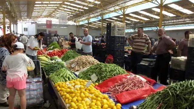Pazarda fıskiyeli serinlik Pazarda fıskiyeli serinlik