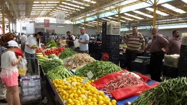 Pazarda fıskiyeli serinlik Pazarda fıskiyeli serinlik