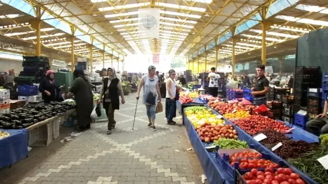Pazarda fıskiyeli serinlik Pazarda fıskiyeli serinlik