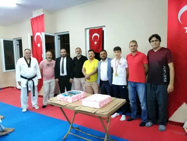 Şampiyon tekvandocudan Dündar'a ziyaret Şampiyon tekvandocudan Dündar'a ziyaret