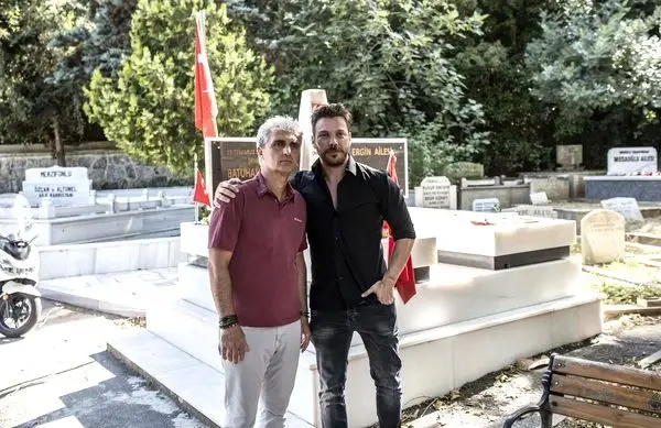 Şarkıcı Sinan Akçıl, 15 Temmuz şehidi Batuhan Ergin'in ailesiyle buluştu Şarkıcı Sinan Akçıl, 15 Temmuz şehidi Batuhan Ergin'in ailesiyle buluştu