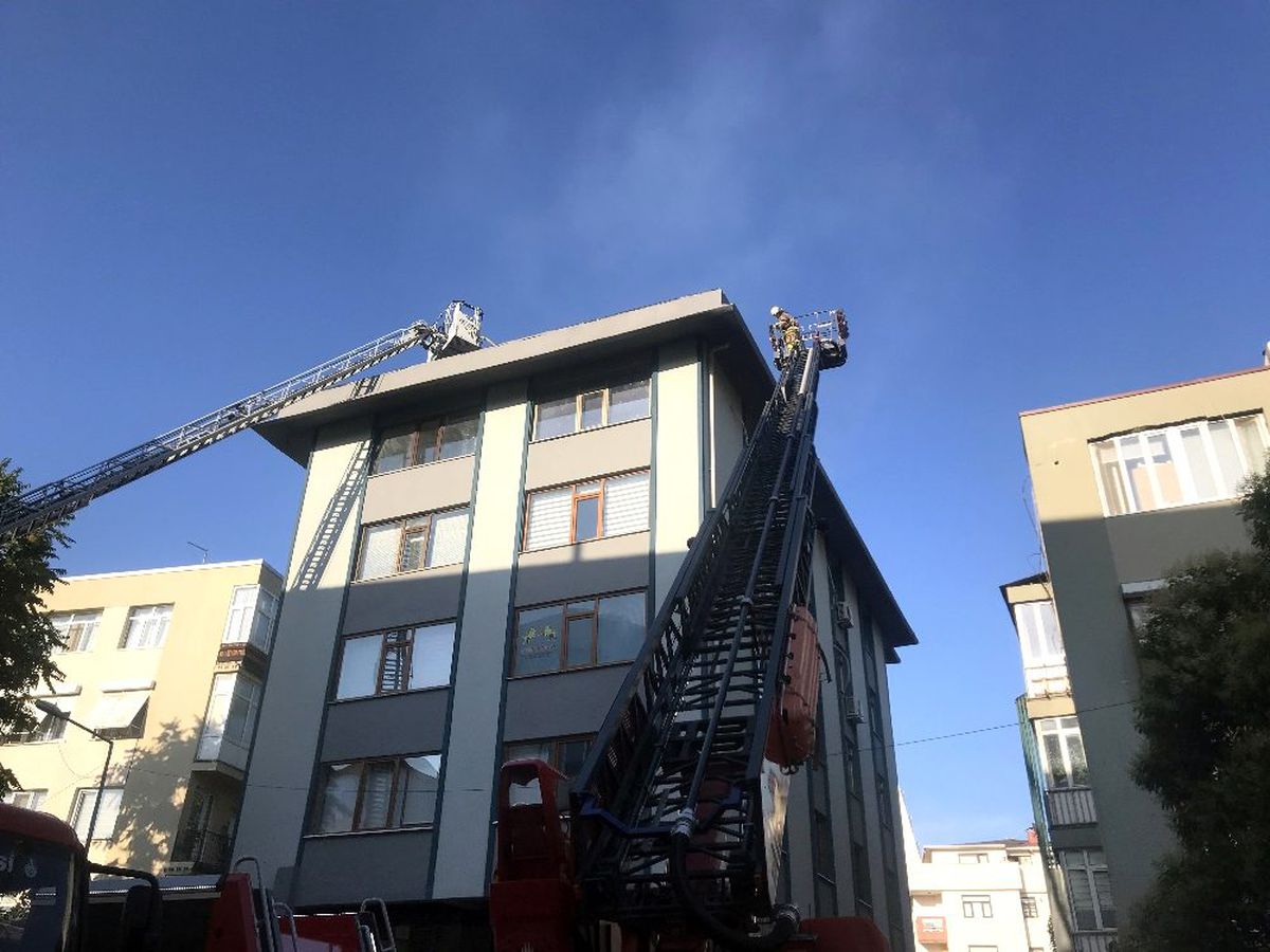 Şişli'de izolasyon yapılan çatı alev alev yandı