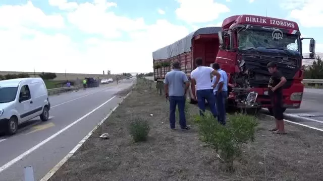 Sivas'ta tır ile traktör çarpıştı: 2 yaralı Sivas'ta tır ile traktör çarpıştı: 2 yaralı