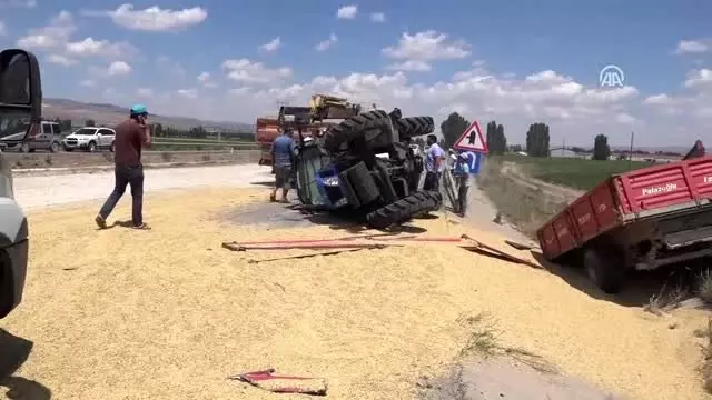 Sivas'ta tır ile traktör çarpıştı: 2 yaralı Sivas'ta tır ile traktör çarpıştı: 2 yaralı