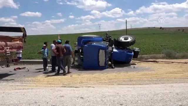 Sivas'ta tır ile traktör çarpıştı: 2 yaralı Sivas'ta tır ile traktör çarpıştı: 2 yaralı