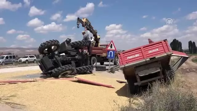 Sivas'ta tır ile traktör çarpıştı: 2 yaralı Sivas'ta tır ile traktör çarpıştı: 2 yaralı