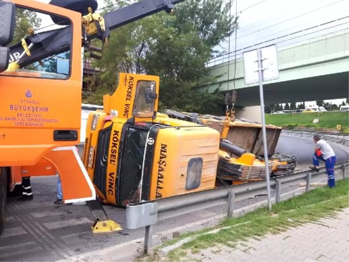 Bakırköy'de seyir halindeki vinç devrildi