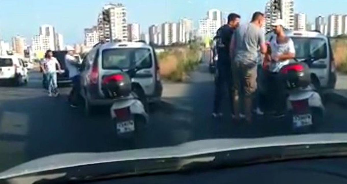 Bir trafik magandası daha! Arabanın camından şoförü darp etti