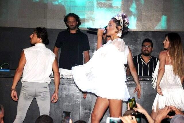Bodrum'da konser veren Demet Akalın mini elbisesiyle dikkat çekti