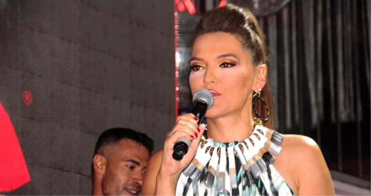 Bodrum'da konser veren Demet Akalın mini elbisesiyle dikkat çekti