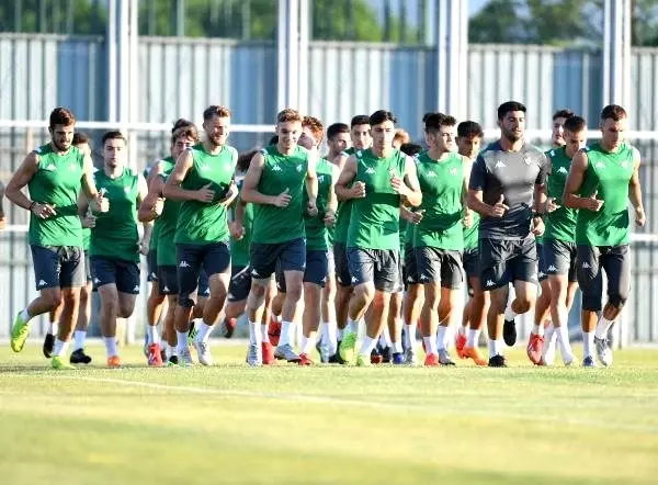 Bursaspor hazırlıklarına altyapıdan çıkardığı gençlerle başladı