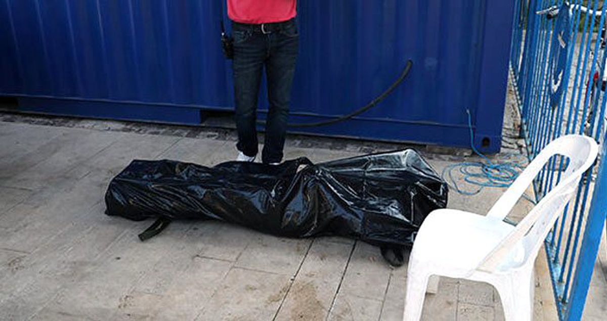 Denizde, boynunda iki plastik kelepçe olan ceset bulundu