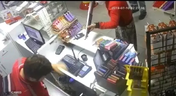 Etekli soyguncular güvenlik kamerasında Etekli soyguncular güvenlik kamerasında
