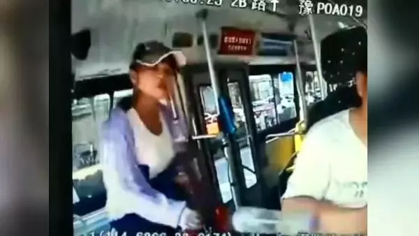 Sinirlenen kadın yolcu otobüs şoförüne saldırdı!