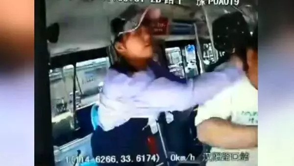 Sinirlenen kadın yolcu otobüs şoförüne saldırdı!