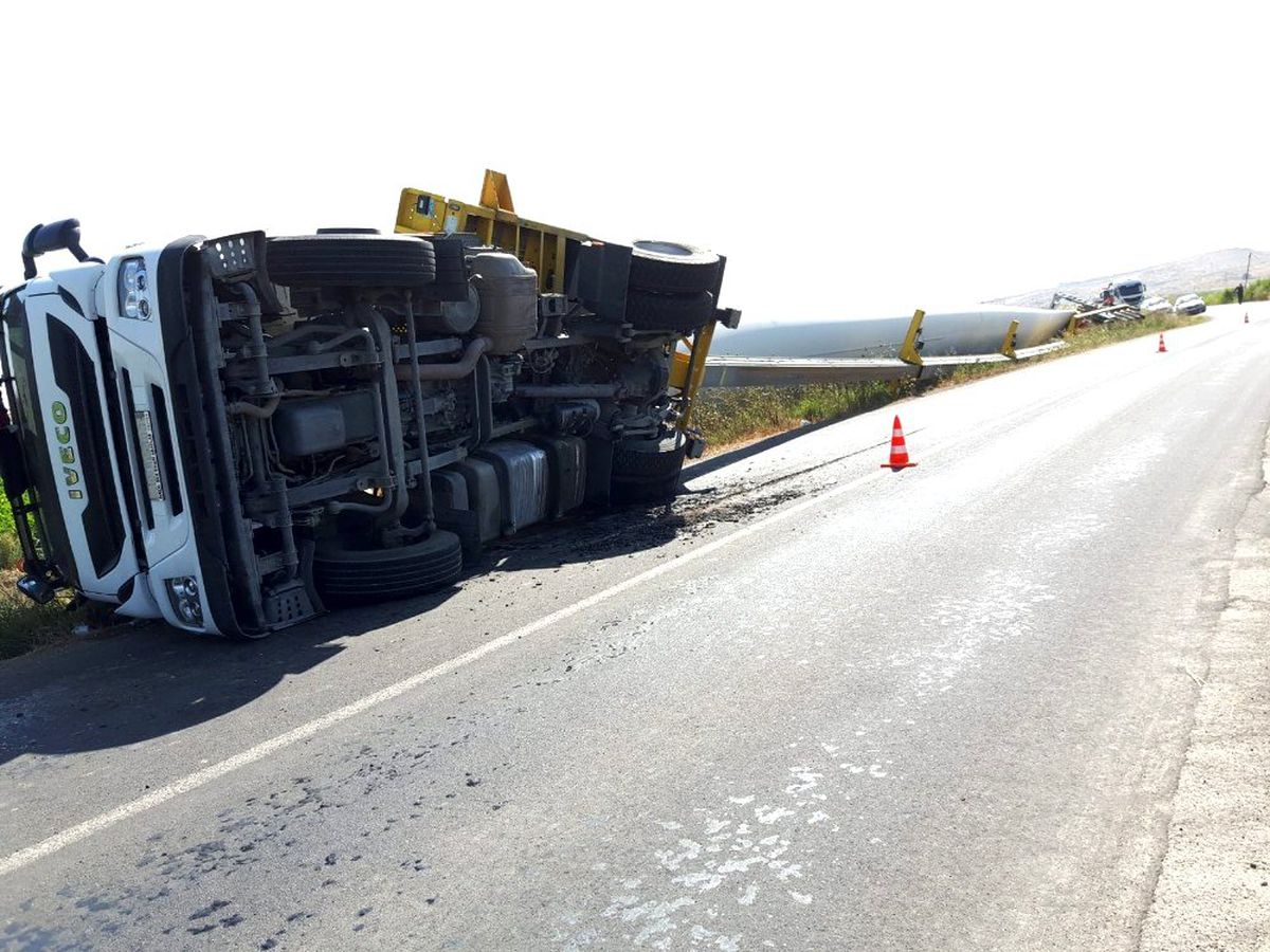 Menemen'de rüzgar türbininin kanadını taşıyan tır devrildi